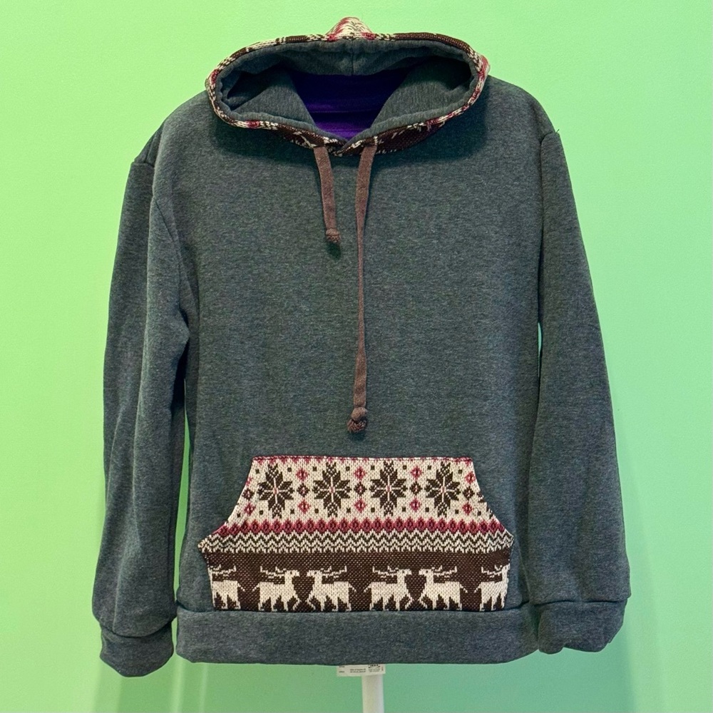 Cozy Gray Hooded Sweatshirt with Patterned Pocket and Hood